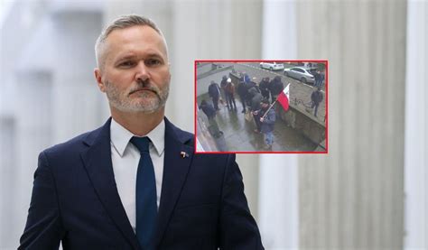 Biuro Wałęsy obrzucone obornikiem. Poseł pokazał zdjęcie rolników.